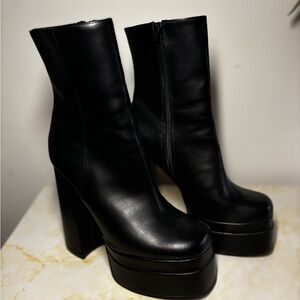 Heeled boots